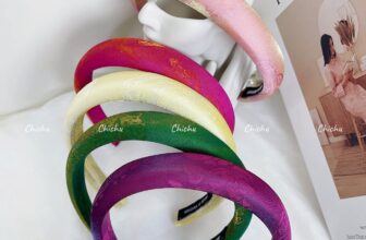 [🆕🇻🇳]  Chichu – Little Dress – cổ phục Việt Áo Dài, Bà Ba, Yếm…Phụ Kiện Dép Guốc tôn vinh văn hoá Việt 🧑‍🧒❤️️👶⭐️  Bờm Cài Tóc Phối Áo Dài Tết Đa Dạng Màu Và Chất Liệu Tuy Nhỏ Mà Không Thể Thiếu Trong Set Áo Dài Mọi Người Ơiii, Thật Sự Là Rất Cần Và Cần Rất Nhiều Màu Í , shares-0✔️ , likes-3❤️️ , date-2025-12-07 23:57:14🇻🇳🇻🇳🇻🇳📰🆕