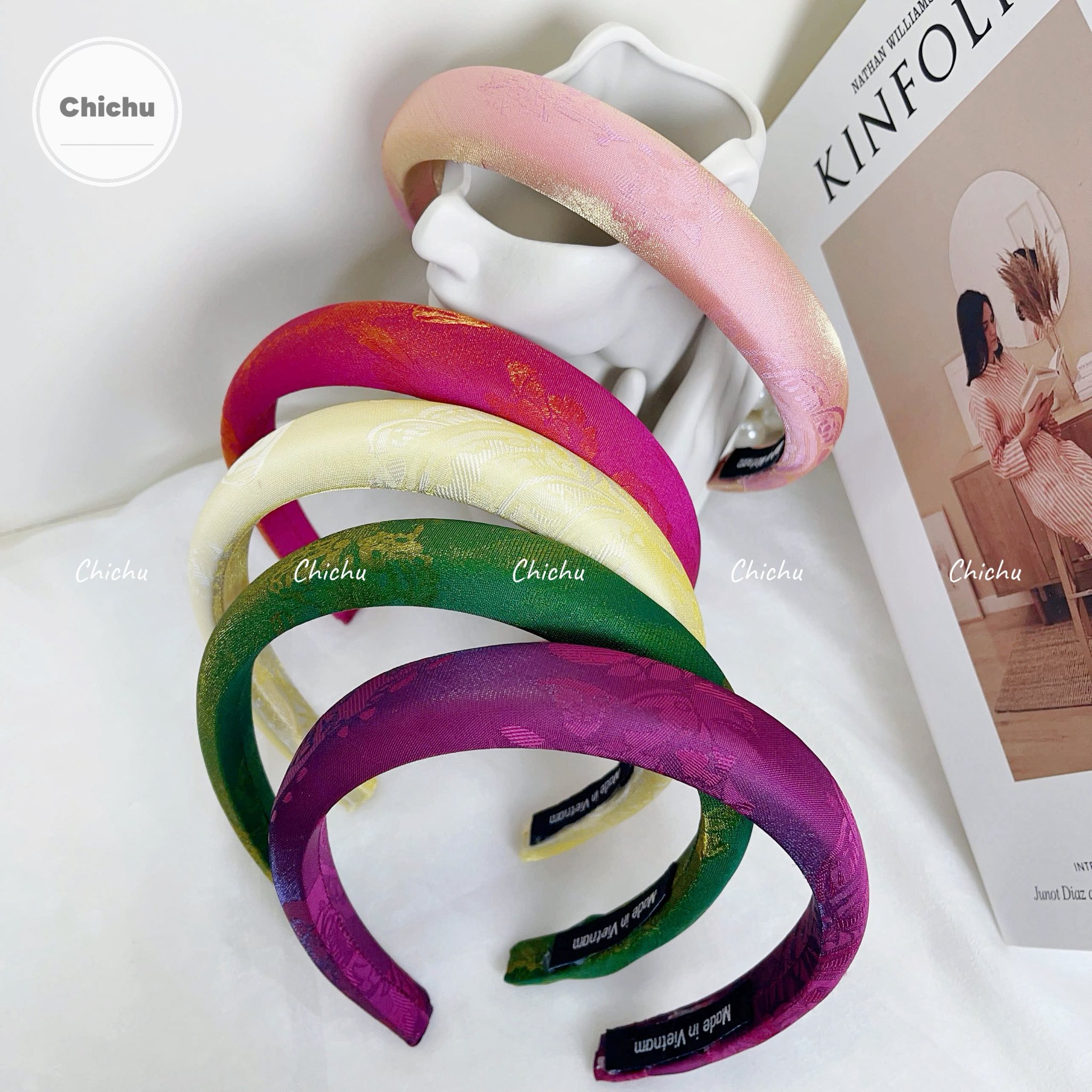 [🆕🇻🇳]  Chichu – Little Dress – cổ phục Việt Áo Dài, Bà Ba, Yếm…Phụ Kiện Dép Guốc tôn vinh văn hoá Việt 🧑‍🧒❤️️👶⭐️  Bờm Cài Tóc Phối Áo Dài Tết Đa Dạng Màu Và Chất Liệu Tuy Nhỏ Mà Không Thể Thiếu Trong Set Áo Dài Mọi Người Ơiii, Thật Sự Là Rất Cần Và Cần Rất Nhiều Màu Í , shares-0✔️ , likes-3❤️️ , date-2025-12-07 23:57:14🇻🇳🇻🇳🇻🇳📰🆕