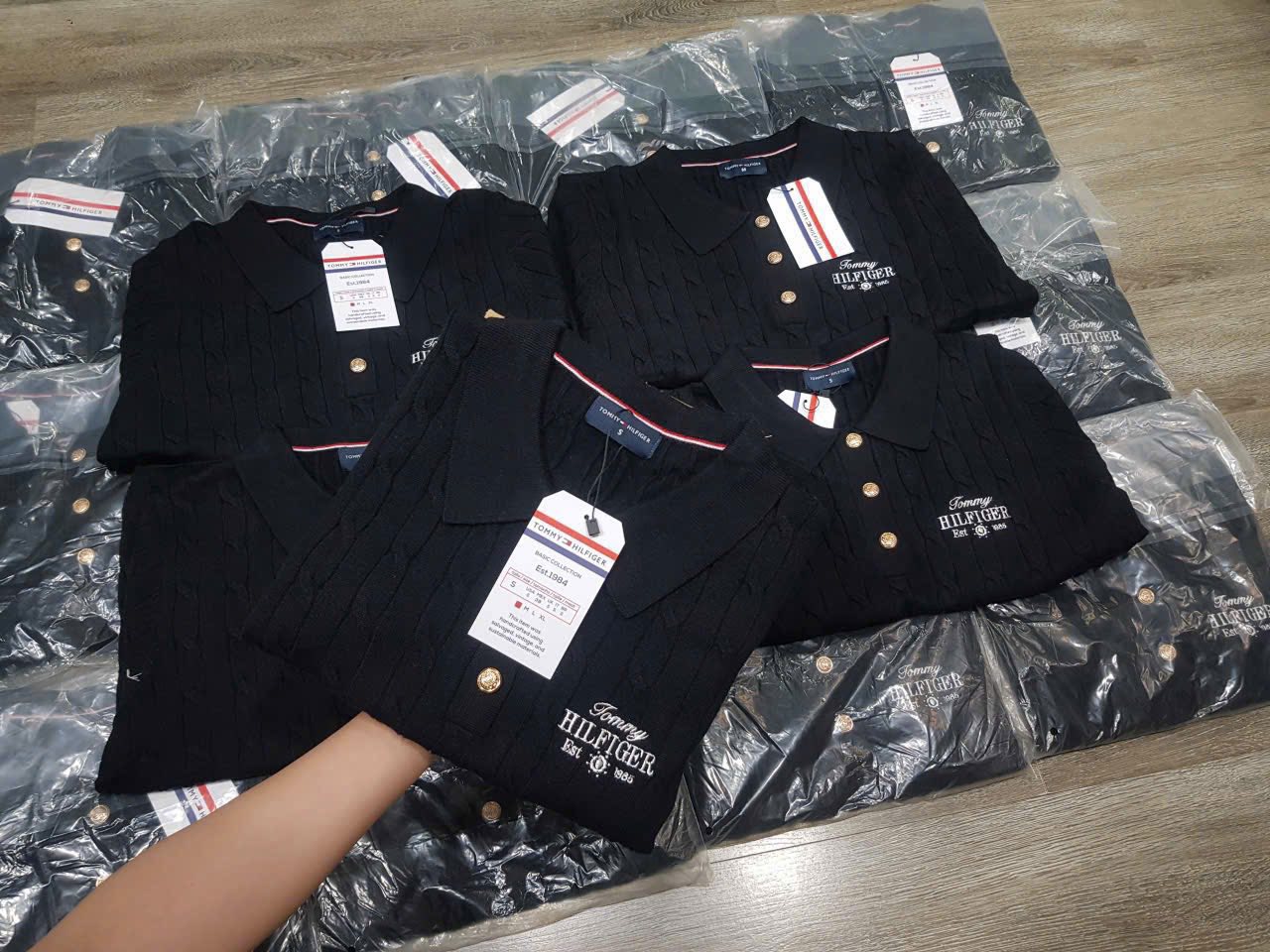 [🆕🇻🇳] Xuất Xịn Zara Mango (Jolie Shop) 👕 Top1Fashion 👗  Team
Áo len cổ bẻ To..mmy chất len vặn thừng co giãn dày dặn siêu đỉnh, sờ vào chất phê lắm luôn mềm mịm mướt mườn mượt, mặc kiểu gì cũng hợp, đơn giản nh , shares-0✔️ , likes-1❤️️ , date-2025-12-09 20:00:06🇻🇳🇻🇳🇻🇳📰🆕