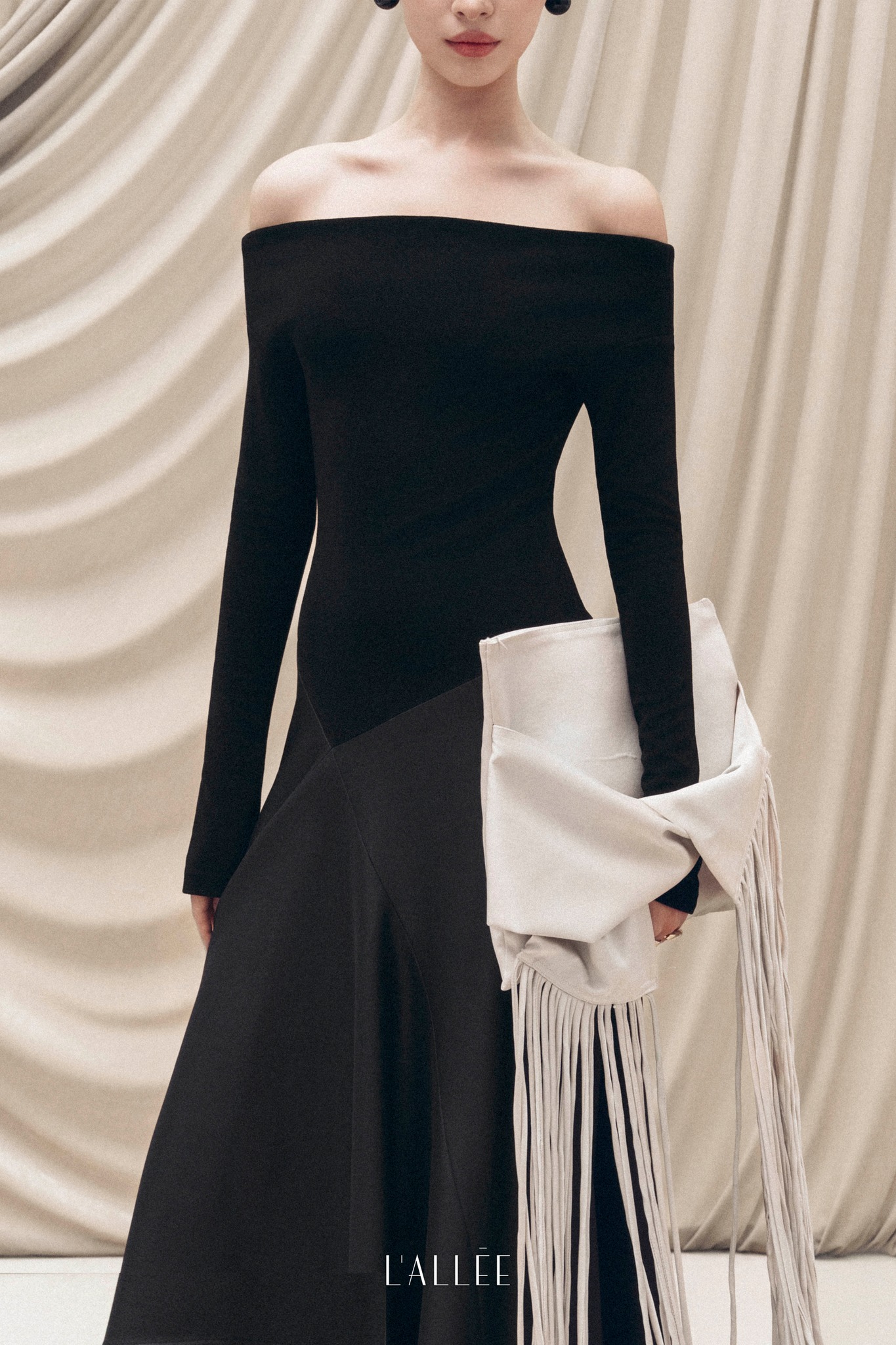 [🆕🇻🇳] L’allée Design by HuyenPham 👕 Top1Fashion 👗  𝐀𝐬𝐲𝐦𝐦𝐞𝐭𝐫𝐢𝐜 𝐎𝐟𝐟-𝐒𝐡𝐨𝐮𝐥𝐝𝐞𝐫 𝐀-𝐋𝐢𝐧𝐞 𝐌𝐢𝐝𝐢Đầm midi phom A nhẹ với thiết kế trễ vai tinh tế, tay dài ôm gọn. Phần thân dưới tạo điểm nhấn bất đối xứng độc đáo,  , shares-0✔️ , likes-8❤️️ , date-2025-12-11 03:00:14🇻🇳🇻🇳🇻🇳📰🆕