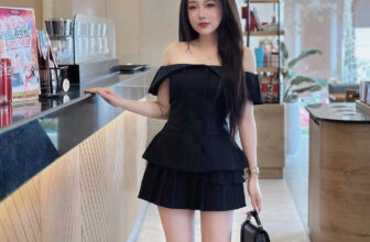 [🆕🇻🇳] Germie – Thời Trang Thiết Kế 👕 Top1Fashion 👗  SET ÁO TRỄ VAI CÚC BỌC PHỐI CHÂN VÁY XẾP KY – HÀNG THIẾT KẾGiá: 259.000 đ / Set | Mã: G772
______________________
Chất liệu Chéo Hàng: Lên form cực đẹp, , shares-0✔️ , likes-20❤️️ , date-2025-12-10 06:42:30🇻🇳🇻🇳🇻🇳📰🆕