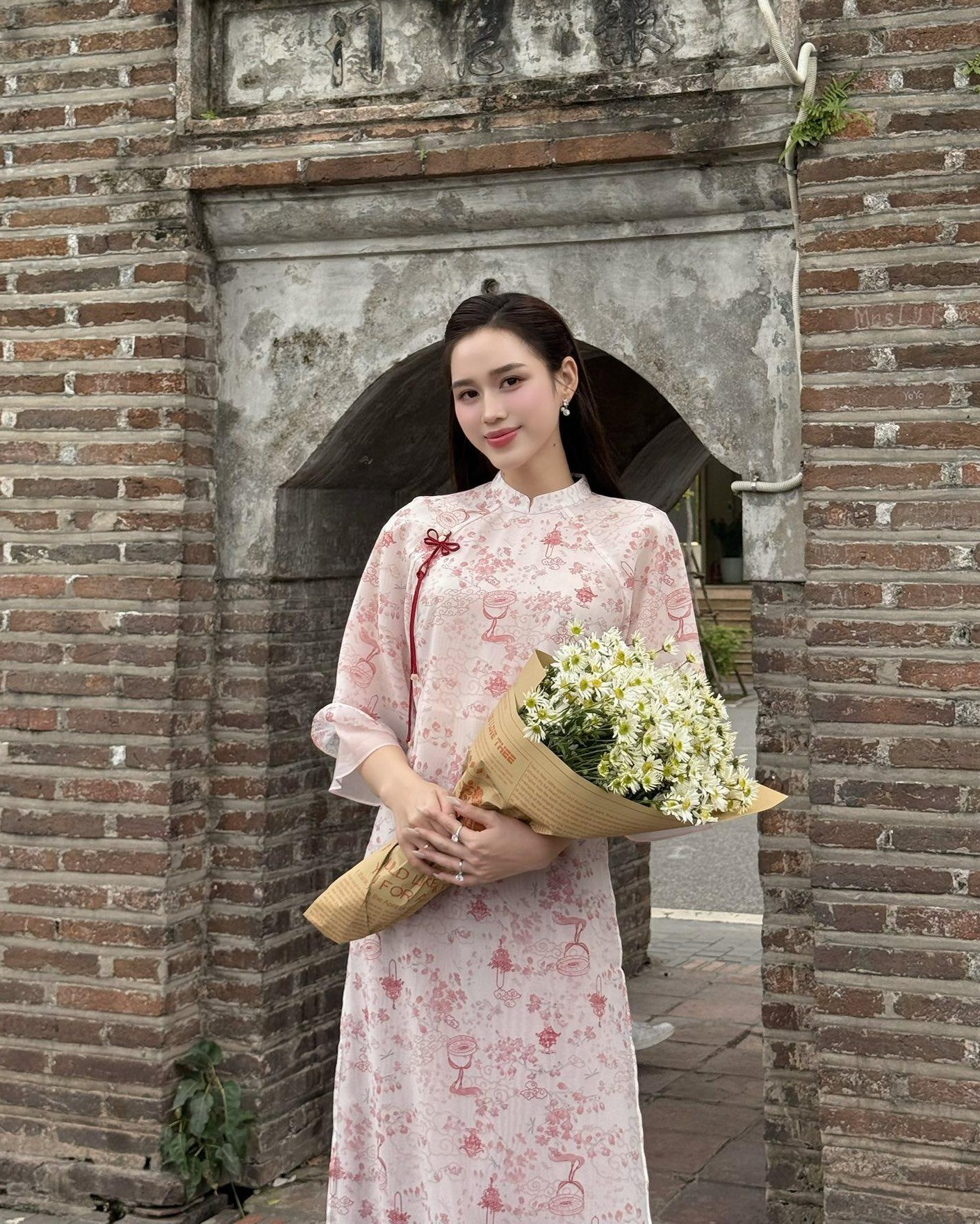 [🆕🇻🇳] JM – thương hiệu thời trang JM DRESS DESIGN 👕 Top1Fashion 👗  𝐉𝐌 𝐗 𝐇𝐎𝐀 𝐇𝐀𝐔 𝐃𝐎 𝐇𝐀 | BỘ SƯU TẬP ÁO DÀI “THANH”Hoa hậu Đỗ Hà yêu kiều trong tà áo dài “Thanh Vũ”, nhẹ nhàng lưu giữ từng khoảnh khắc dịu dàng của mùa thu  , shares-4✔️ , likes-146❤️️ , date-2025-12-08 18:08:07🇻🇳🇻🇳🇻🇳📰🆕