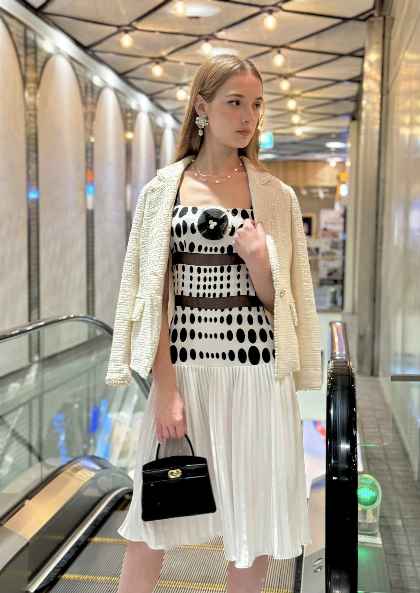 [🆕🇻🇳] ITWARDROBE 👕 Top1Fashion 👗  Một chiếc tweed jacket màu ivory đính hạt trai tỉ mỉ như thế này mà giá clearance còn hạt dẻ hơn hàng fast fashion thì còn chần chừ gì nữa các chị ơi. Mình , shares-1✔️ , likes-5❤️️ , date-2025-12-09 20:25:47🇻🇳🇻🇳🇻🇳📰🆕