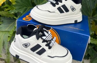 [🆕🇻🇳]  Sugar Baby – Chuyên thời trang trẻ em, sơ sinh 🧑‍🧒❤️️👶⭐️ “Đen – Trắng lên ngôi, bé đi đôi nào cũng xinh!”
Mẫu giày thể thao phối màu basic siêu sang, form ôm chân, đế êm hỗ trợ bé chạy nhảy cả ngày.
Size 26–37, p , shares-0✔️ , likes-4❤️️ , date-2025-12-09 02:00:15🇻🇳🇻🇳🇻🇳📰🆕