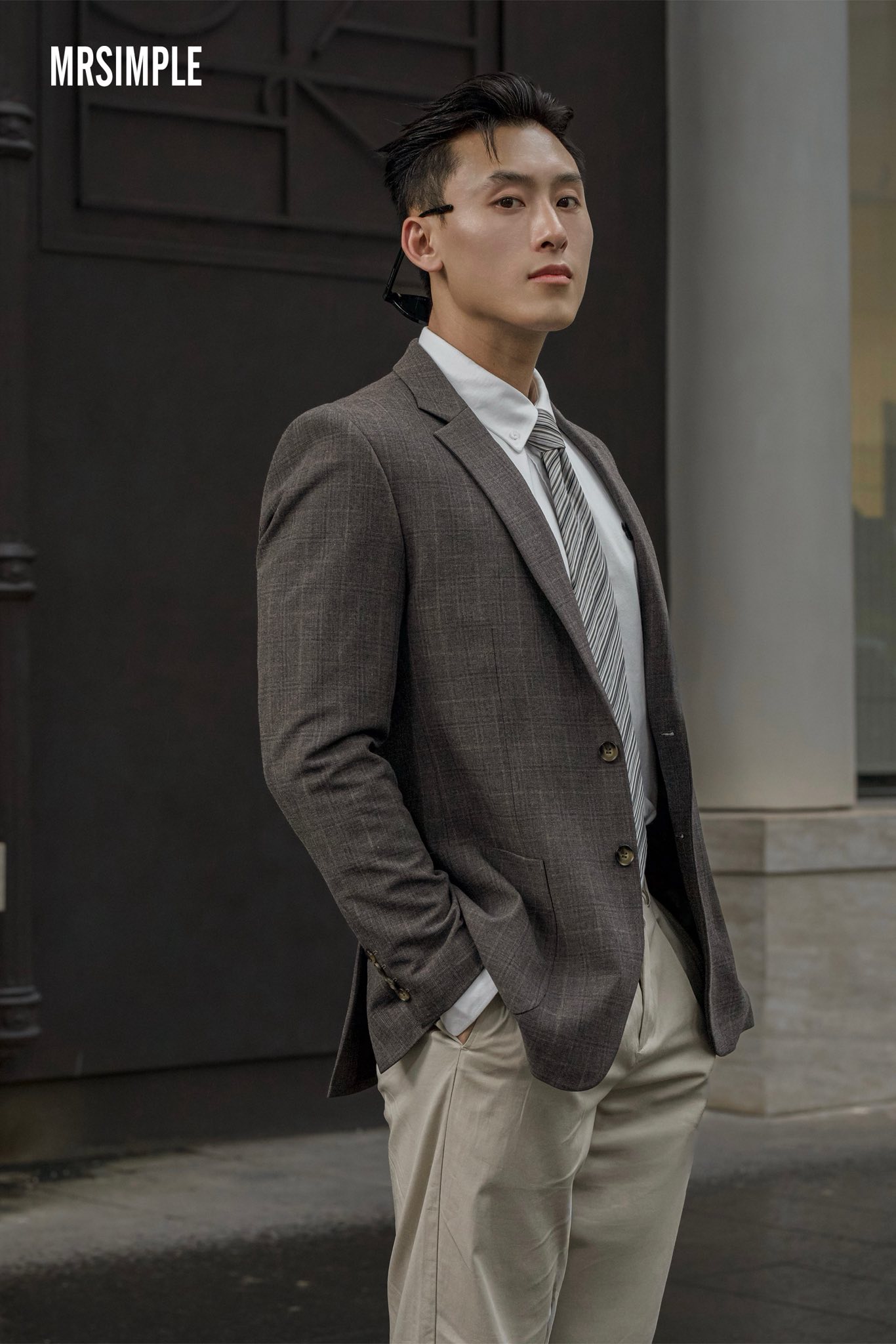 [🆕🇻🇳] Mr Simple Style 👕 Top1Fashion 👗  𝗙𝗢𝗥𝗠𝗔𝗟 𝗖𝗛𝗘𝗖𝗞𝗘𝗥𝗘𝗗 𝗕𝗟𝗔𝗭𝗘𝗥 | Blazer kẻ ô tông nâu xám, vai đứng nhẹ, dễ tạo nên vẻ ngoài chỉn chu mà không quá cứng nhắc.Một lựa chọn linh hoạt cho những ng , shares-1✔️ , likes-20❤️️ , date-2025-12-10 17:50:44🇻🇳🇻🇳🇻🇳📰🆕