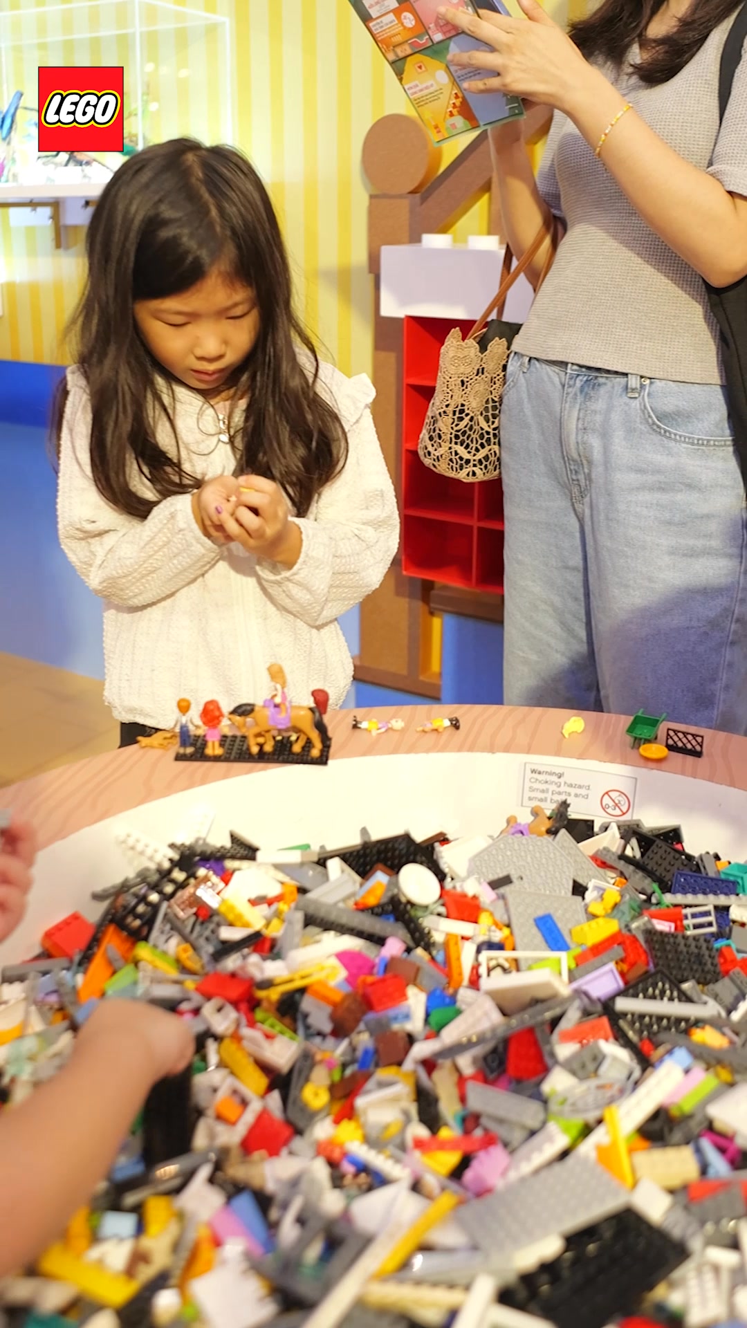 [🧸️🇻🇳] Vietnam LEGO Club 🎈Top1Toys🧸️  Không khí lễ hội đã thật sự bùng nổ tại Ngôi Nhà Giáng Sinh LEGO năm nayNgay khi bước vào, mọi người như cuốn vào một thế giới lung linh – nơi từng góc nhỏ , shares-0✔️ , likes-19❤️️ , date-2025-12-09 21:43:21🇻🇳🇻🇳🇻🇳📰🆕
