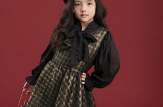 [🆕🇻🇳] IVY NGUYEN Design – Cửa hàng quần áo sơ sinh, trẻ em 🧑‍🧒❤️️👶⭐️  HOLIDAY ELEGANCE – PHONG CÁCH TIỂU THƯ MÙA LỄ HỘI
Set váy thiết kế độc quyền với họa tiết ánh kim sang trọng, phối áo tay voan chuẩn khí chất tiểu thư!
H , shares-0✔️ , likes-1❤️️ , date-2025-12-13 03:53:19🇻🇳🇻🇳🇻🇳📰🆕