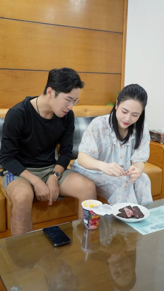 [🆕🇻🇳] Vũ Việt Hoa  (Chezzi) 🎬❤️️⭐️ Có ai hay ăn mì không người lái như Trí nhà em khum ạ
Vũ Việt Hoa thích Vua Đỉnh Vị , shares-0✔️ , likes-16K❤️️ , date-2025-12-12 03:57:50🇻🇳🇻🇳🇻🇳📰🆕