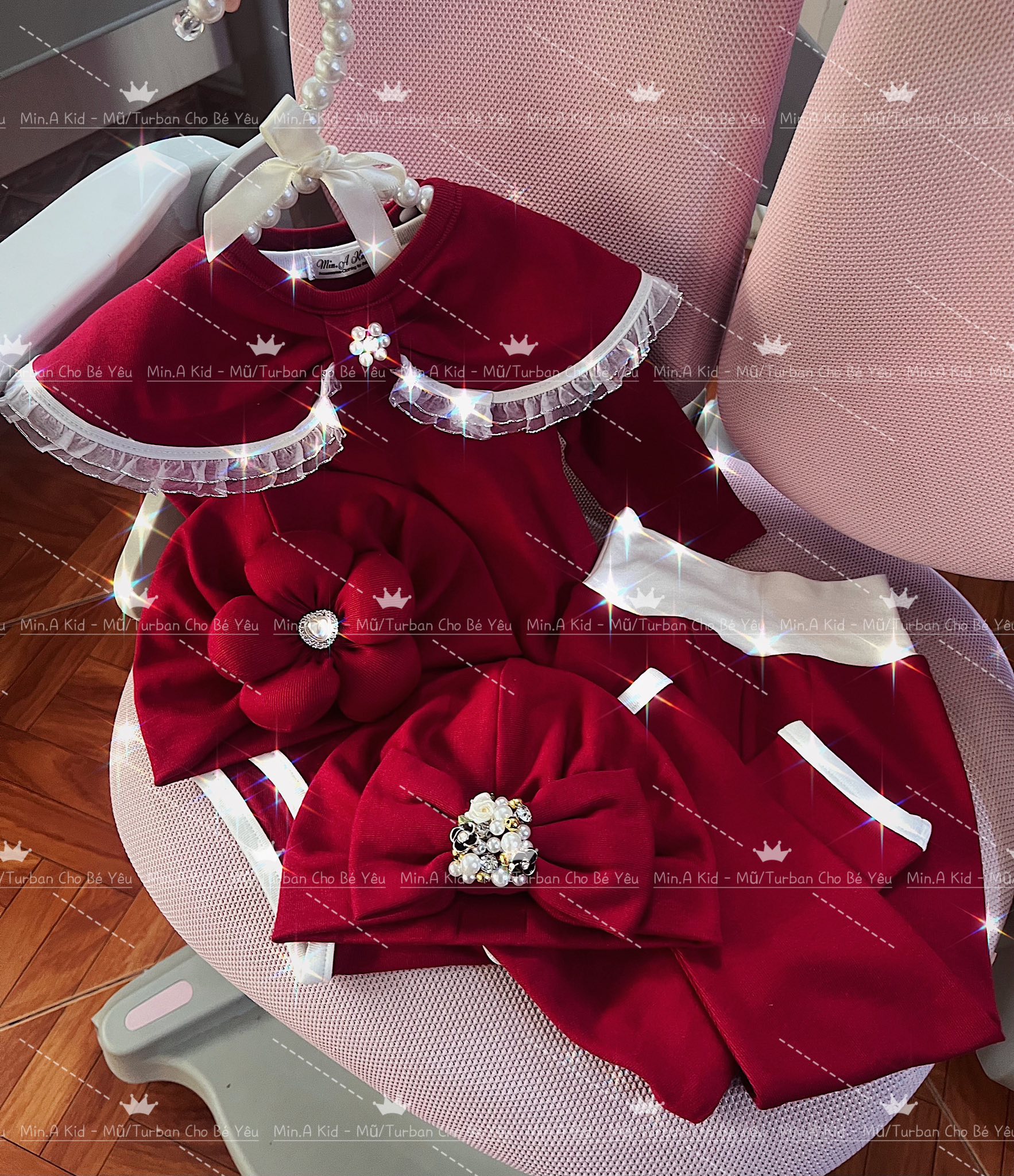 [???]  Min.A Kid – Mũ/Tuban Cho Bé Yêu  ?‍?❤️️?⭐️ LƯU Ý SET NÈ GIÚP E , MÀU ĐỎ ĐÔ MỚI VỀ SIÊU SỊN ĐẸP  

E thả thính 2 bức ảnh này trước 

#bodysuitdàitay #bodybé #bodysuitbé #bodysuitbégái #bodysuitbabygi , shares-0✔️ , likes-5❤️️ , date-2025-12-16 18:25:01????????