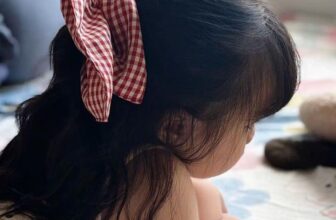 [🆕🇻🇳] Sachi Handmade – 𝘊𝘩𝘶𝘺𝑒̂𝘯 𝘱𝘩𝑢̣ 𝘬𝘪𝑒̣̂𝘯 𝘩𝘢𝘯𝘥𝘮𝘢𝘥𝘦 𝘤𝘩𝘰 𝘮𝑒̣ 𝘷𝑎̀ 𝘣𝑒́  🧑‍🧒❤️️👶⭐️ 𝐌𝐎̣̂𝐓 𝐂𝐇𝐔́𝐓 𝐃𝐈̣𝐔 𝐃𝐀̀𝐍𝐆 𝐂𝐇𝐎 𝐂𝐎̂𝐍𝐆 𝐂𝐇𝐔́𝐀 𝐍𝐇𝐎̉ 

Gói trọn nét vintage vào những chiếc Scrunchies Dutch Lady, Sachi may tỉ mỉ chăm chút từng đường kim mũi chỉ  , shares-0✔️ , likes-1❤️️ , date-2025-12-19 16:30:22🇻🇳🇻🇳🇻🇳📰🆕