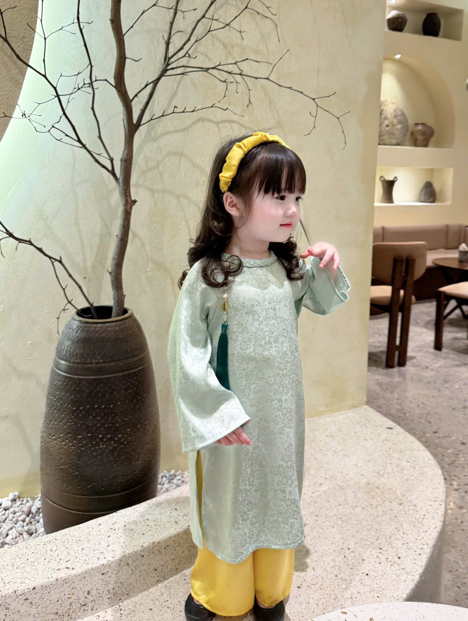 [🆕🇻🇳]  Kitty Kids House 🧑‍🧒❤️️👶⭐️ Bộ cách tân hoa cúc xanh mint quần vàng

Màu xinh xỉu. Màu thật bên ngoài như bé mẫu mặc ạ

Phome năm nay em cải thiện rộng rãi bao xinh nha 

Size đến 27k , shares-0✔️ , likes-0❤️️ , date-2025-12-17 18:54:09🇻🇳🇻🇳🇻🇳📰🆕