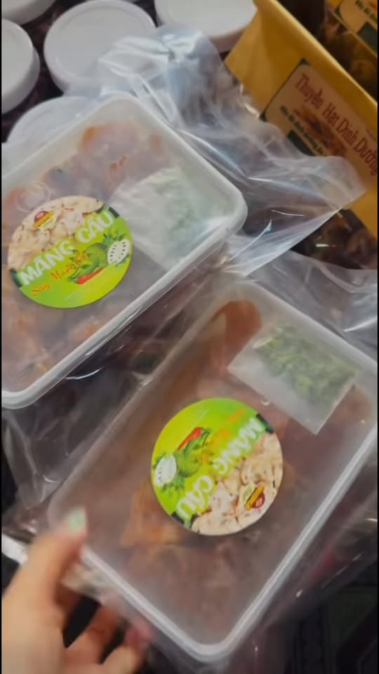 [🆕🇻🇳] Sỉ Lẻ Ăn Vặt Mẹ NaNam – Chuyên sỉ lẻ hơn 1000 món đặc sản vùng miền & ăn vặt hot hit 🍔 Top1Food  🍜 Mãng cầu sấy vị me muối ớt
Hộp 400gr kèm muối ớt xanh
7x , shares-0✔️ , likes-1❤️️ , date-2025-12-18 18:48:10🇻🇳🇻🇳🇻🇳📰🆕