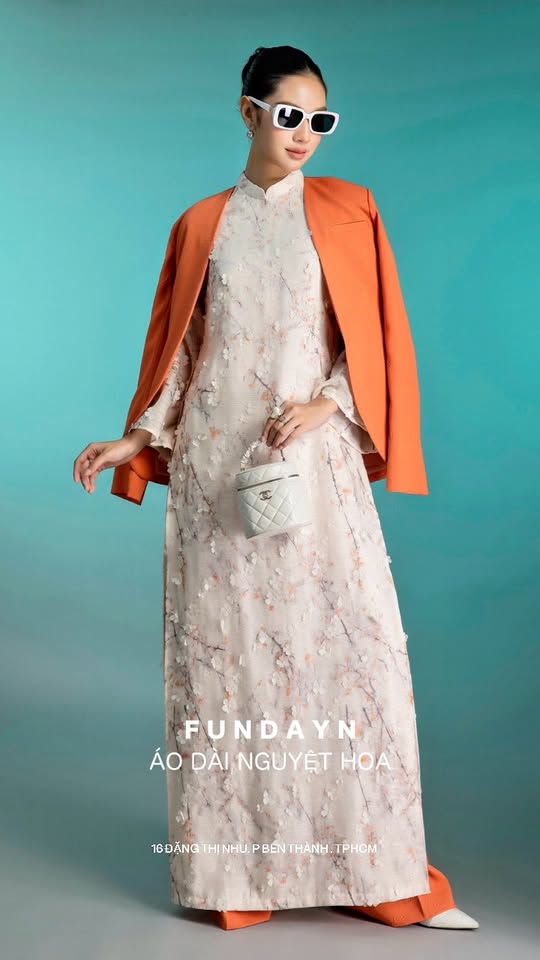 [🆕🇻🇳] Fundayn – Thiết kế & Thời trang  👕 Top1Fashion 👗  ÁO DÀI NGUYỆT HOA
Nguyệt Hoa gợi hình ảnh những cánh đào mai khẽ rơi trong ánh trăng dịu dàng. Trên nền tơ cao cấp đính hoa tinh xảo, từng chi tiết được ch , shares-0✔️ , likes-21❤️️ , date-2025-12-18 21:31:15🇻🇳🇻🇳🇻🇳📰🆕