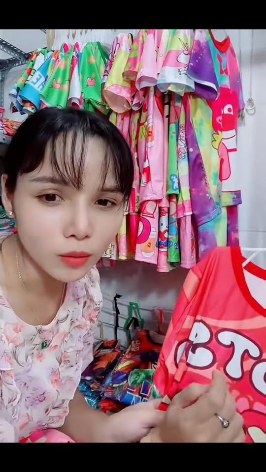 [🆕🇻🇳] Nữ Nguyễn CT – Chuyên Sỉ Và Lẻ Quần Áo Trẻ Em Giá Rẻ KV Miền Tây 🧑‍🧒❤️️👶⭐️ Nhớ thời live ghê giờ bận quá ko live đc , shares-0✔️ , likes-4❤️️ , date-2025-12-19 18:31:28🇻🇳🇻🇳🇻🇳📰🆕