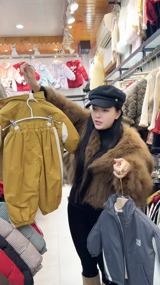 [🆕🇻🇳] Phương Si  (Kho Phương Si) 👕 Top1Fashion 👗  ĐỢT NÀY ẤM HƠN MỚI MUA ĐƯỢC PHAO NGẮN HÀN QUỐC ĐẸP TRỮ CHỜ BUNG THÔI Ạ

            CHỈ 6.x Nhỏ, kiện tầm 8-90kg gì đó, Phao ngắn  phôm trẻ đẹp, qua tuần r , shares-0✔️ , likes-3❤️️ , date-2025-12-18 22:49:27🇻🇳🇻🇳🇻🇳📰🆕