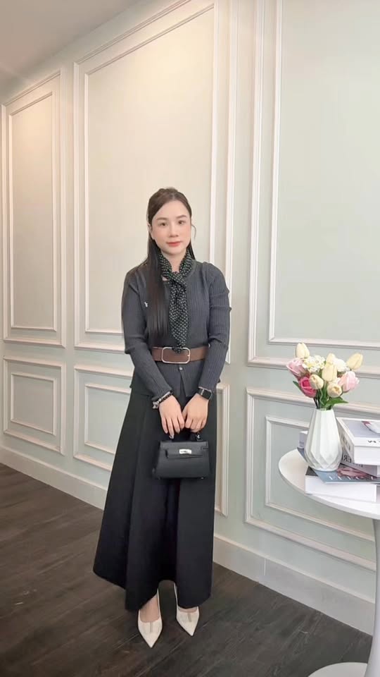 [🆕🇻🇳] Thời trang FIONA – Thương hiệu thời trang công sở cao cấp Việt  [🆕TOP1VIETNAM🇻🇳] 👕 Top1Fashion 👗  Mùa đông trở nên dịu dàng hơn khi chân váy len dáng dài xuất hiện trong từng bản phối. Mềm mại, giữ ấm vừa đủ và tôn dáng tinh tế – chỉ cần mix cùng áo len , shares-0✔️ , likes-3❤️️ , date-2025-12-22 19:00:29🇻🇳🇻🇳🇻🇳📰🆕