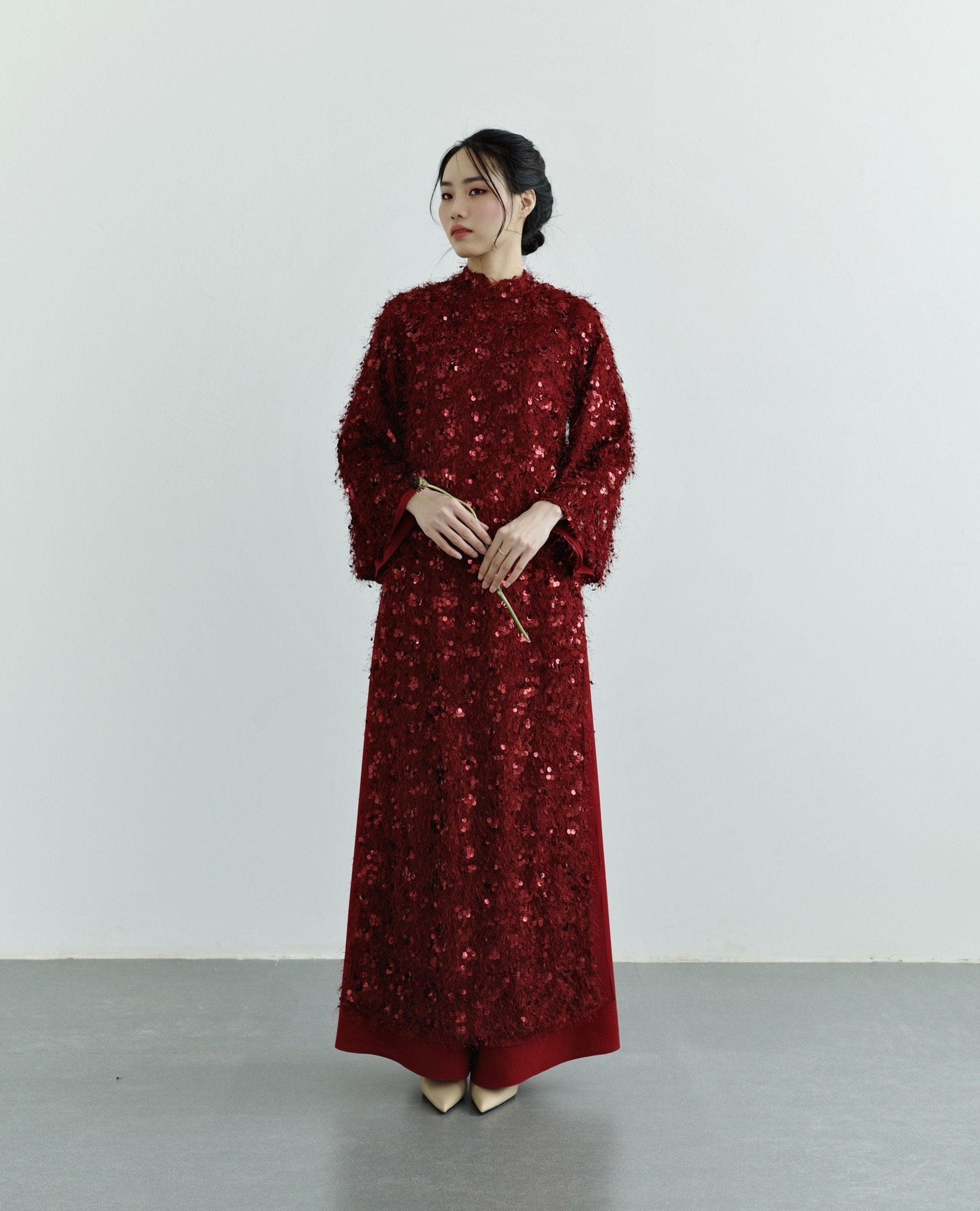 [🆕🇻🇳] OnmeLocal – 𝐒𝐨𝐦𝐞𝐭𝐡𝐢𝐧𝐠 𝐀𝐛𝐨𝐮𝐭 𝐋𝐢𝐧𝐞𝐧 𝐁𝐲 𝐎𝐍𝐌𝐄 – 𝐃𝐞𝐬𝐢𝐠𝐧 𝐈𝐧 𝐁𝐢𝐧𝐡 𝐃𝐮𝐨𝐧𝐠,𝐕𝐢𝐞𝐭𝐧𝐚𝐦 👕 Top1Fashion 👗  Như Ý

Mang trong mình sự mong manh của chất liệu linen tơ, kết hợp với màu sắc nâu nhạt có ánh hồng. Đầm Như Ý với phom dài duyên dáng, được Onme tô điểm  , shares-2✔️ , likes-27❤️️ , date-2025-12-16 22:30:20🇻🇳🇻🇳🇻🇳📰🆕