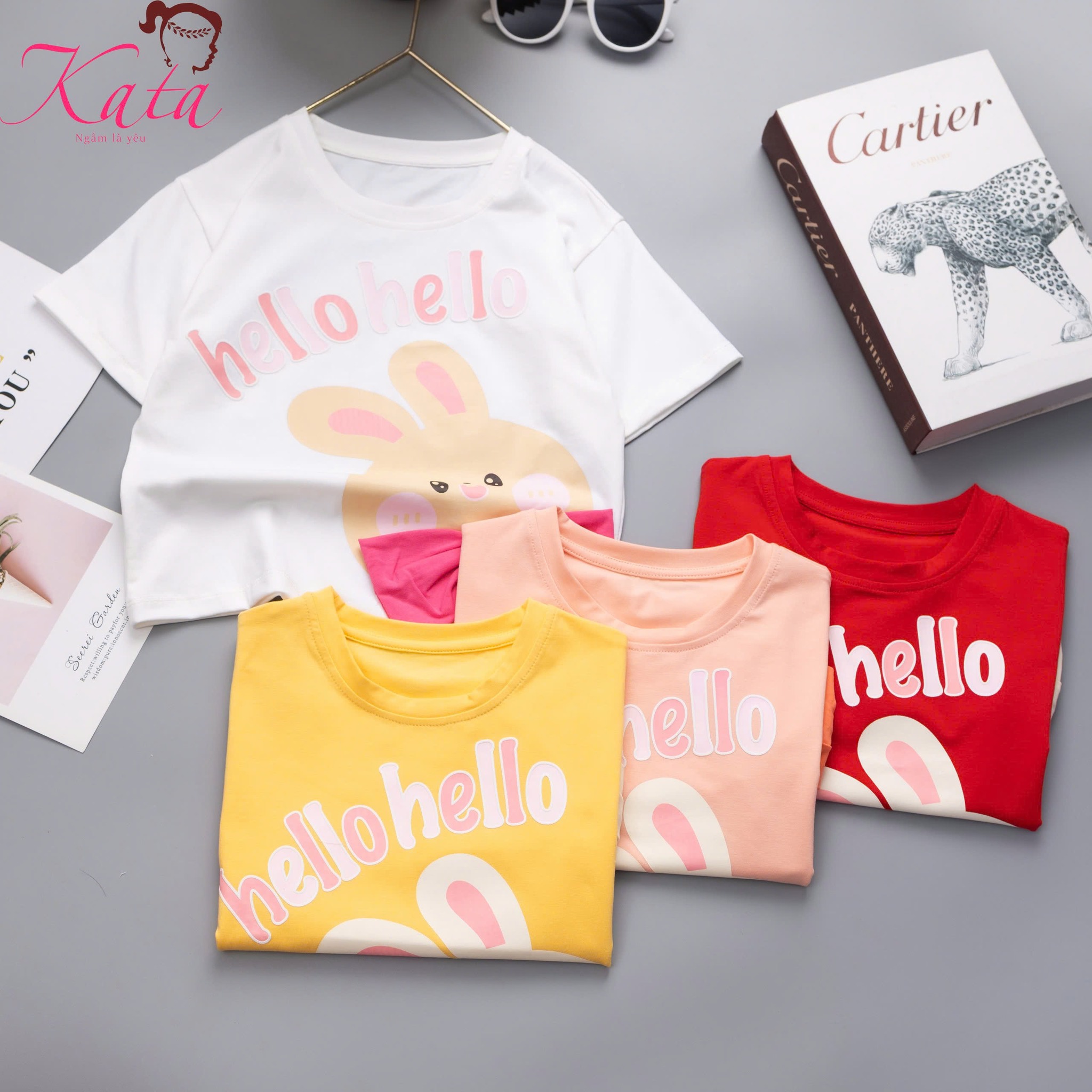 [🆕🇻🇳]  Kata Fashion giá sỉ 🧑‍🧒❤️️👶⭐️  𝑨́𝑶 𝑻𝑯𝑼𝑵 𝑩𝑬́ 𝑮𝑨́𝑰 𝑻𝑯𝑶̉ 𝑵𝑶 𝑻𝑶 𝑯𝑬𝑳𝑳𝑶 

 Chất liệu: thun 4 chiều 100% cotton, dày dặn, thoáng mát, thấm hút tốt.
 Size 10-20, ri 6
 Mua lẻ tại các siêu thị C , shares-0✔️ , likes-3❤️️ , date-2025-12-26 18:30:02🇻🇳🇻🇳🇻🇳📰🆕