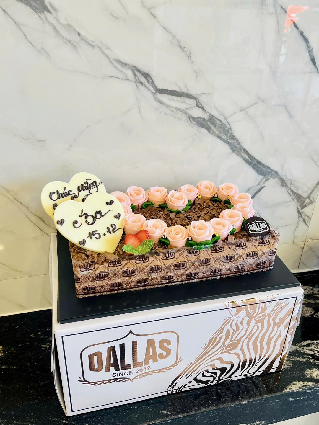 [🆕🇻🇳] Dallas Cakes – Bánh kem bắp Bánh sinh nhật tươi và không có thêm chất bảo quản 🍔 Top1Food  🍜 Bánh Chocolate, chocolate, chocolate.  Để đặt bánh, quý khách vui lòng:

1. Nhắn tin vào Messenger Facebook (8-22h).
2. Gọi vào số hotline: 028.3535.4277 ( , shares-0✔️ , likes-1❤️️ , date-2025-12-18 17:12:57🇻🇳🇻🇳🇻🇳📰🆕
