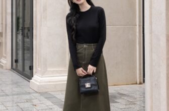 [🆕🇻🇳] Kami Clothing 👕 Top1Fashion 👗   Nét thanh lịch công sở: tối giản nhưng cực cuốn hútThanh lịch không cần cầu kỳ! Set áo thun đen ôm nhẹ mix cùng chân váy dài xanh rêu, tạo nên tổng thể  , shares-0✔️ , likes-2❤️️ , date-2025-12-12 18:42:55🇻🇳🇻🇳🇻🇳📰🆕