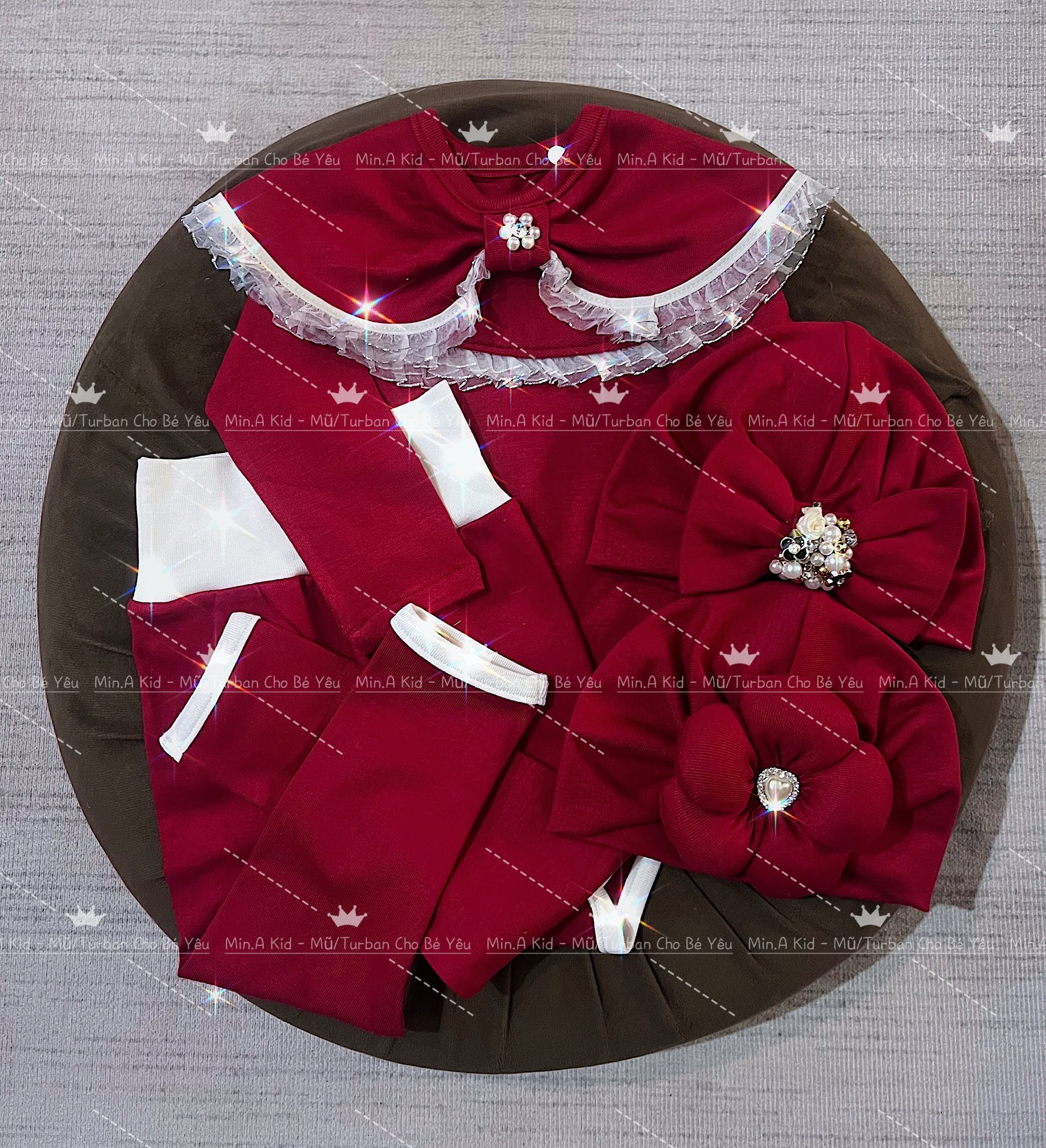 [🆕🇻🇳] Min.A Kid – Mũ/Tuban Cho Bé Yêu 🧑‍🧒❤️️👶⭐️ Các mẹ săn lùng màu đỏ quá trờiiiiii

các mẹ k kịp săn NOEL thì săn trước diện tết nhé. E k chắc đến tết e còn ạ

Set gồm 5 món : Body + Quần + 2 Mũ + Yếm
 , shares-1✔️ , likes-1❤️️ , date-2025-12-19 17:19:47🇻🇳🇻🇳🇻🇳📰🆕