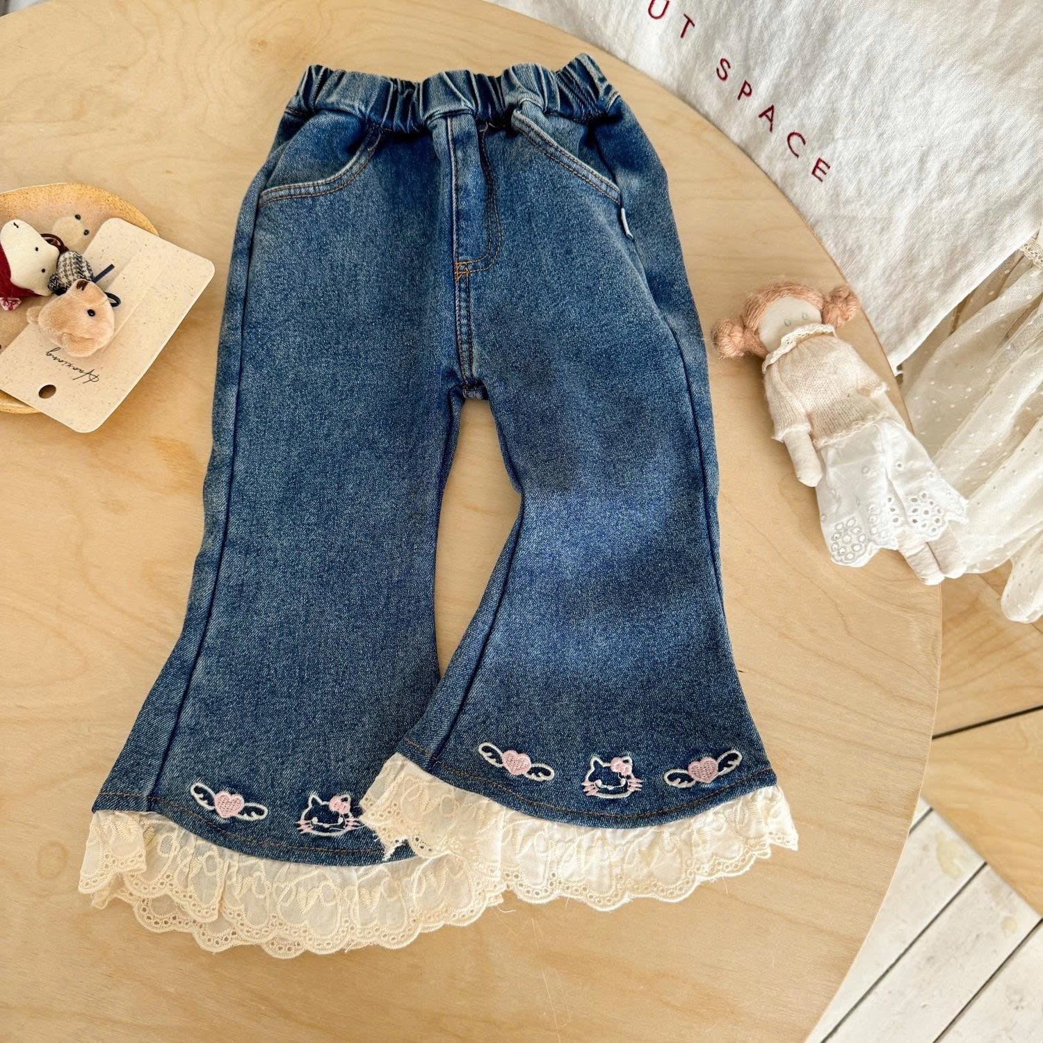 [🆕🇻🇳]  Baby Sweet – Chuyên quần áo trẻ em tqxk, little maven, jumping meters , malwee … và phụ kiện trẻ em 🧑‍🧒❤️️👶⭐️ Quần jeans ống loe kitty phong cách Hàn
Size : 90-100-110-120-130-140 ( 11-28kg )
Hàng có sẵn
 , shares-0✔️ , likes-1❤️️ , date-2025-12-21 00:18:08🇻🇳🇻🇳🇻🇳📰🆕