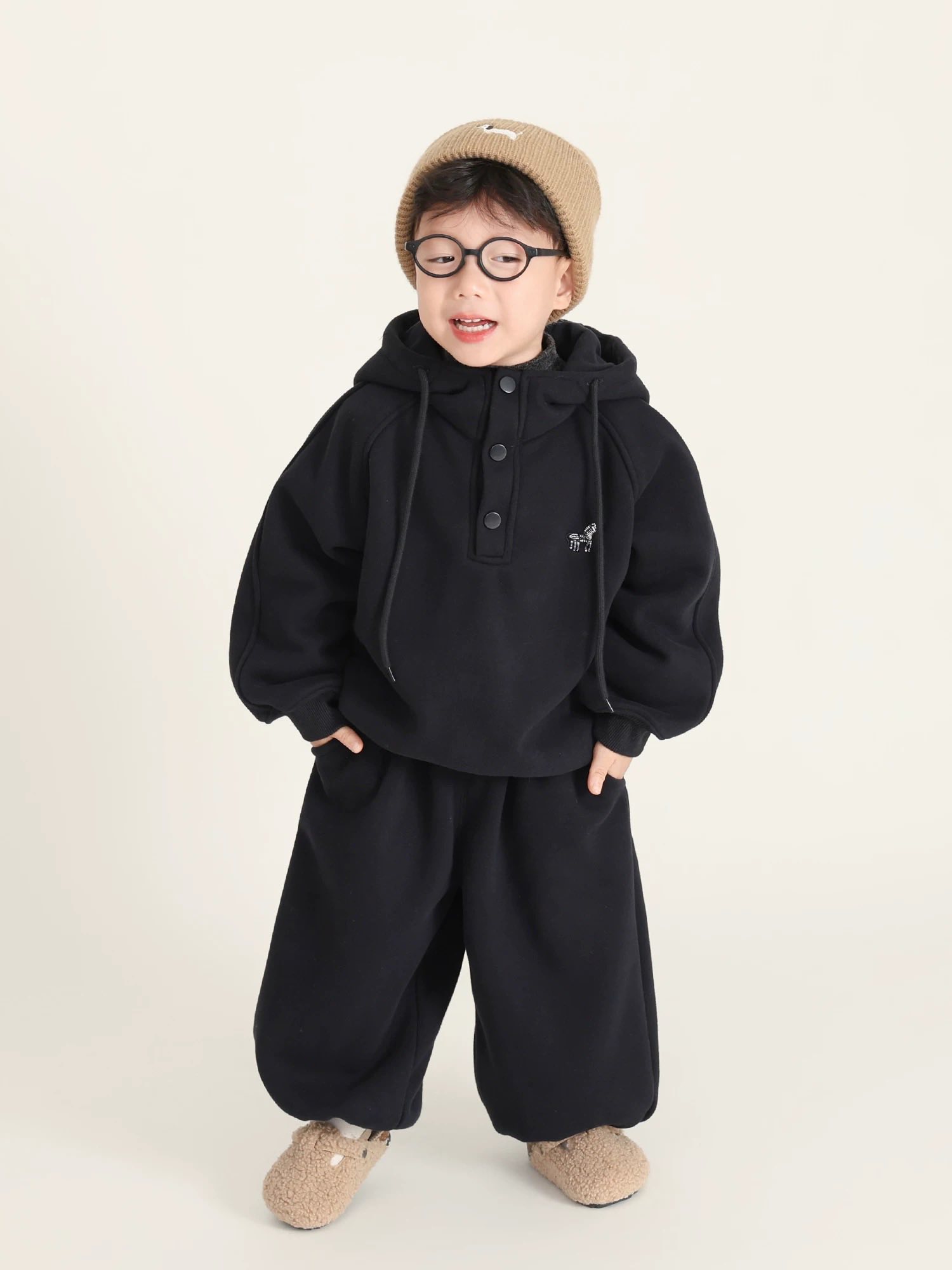 [🆕🇻🇳]  Nhà Của Changg 🧑‍🧒❤️️👶⭐️  Đơn giản một chút thôi
Nhưng bé mặc vào là thấy xinh liền 
Đồ cho bé style Hàn, dễ thương từ cái nhìn đầu tiên

Size:80-130(10-28kg)
————————————
 HÀNG #O , shares-1✔️ , likes-29❤️️ , date-2025-12-16 05:15:58🇻🇳🇻🇳🇻🇳📰🆕