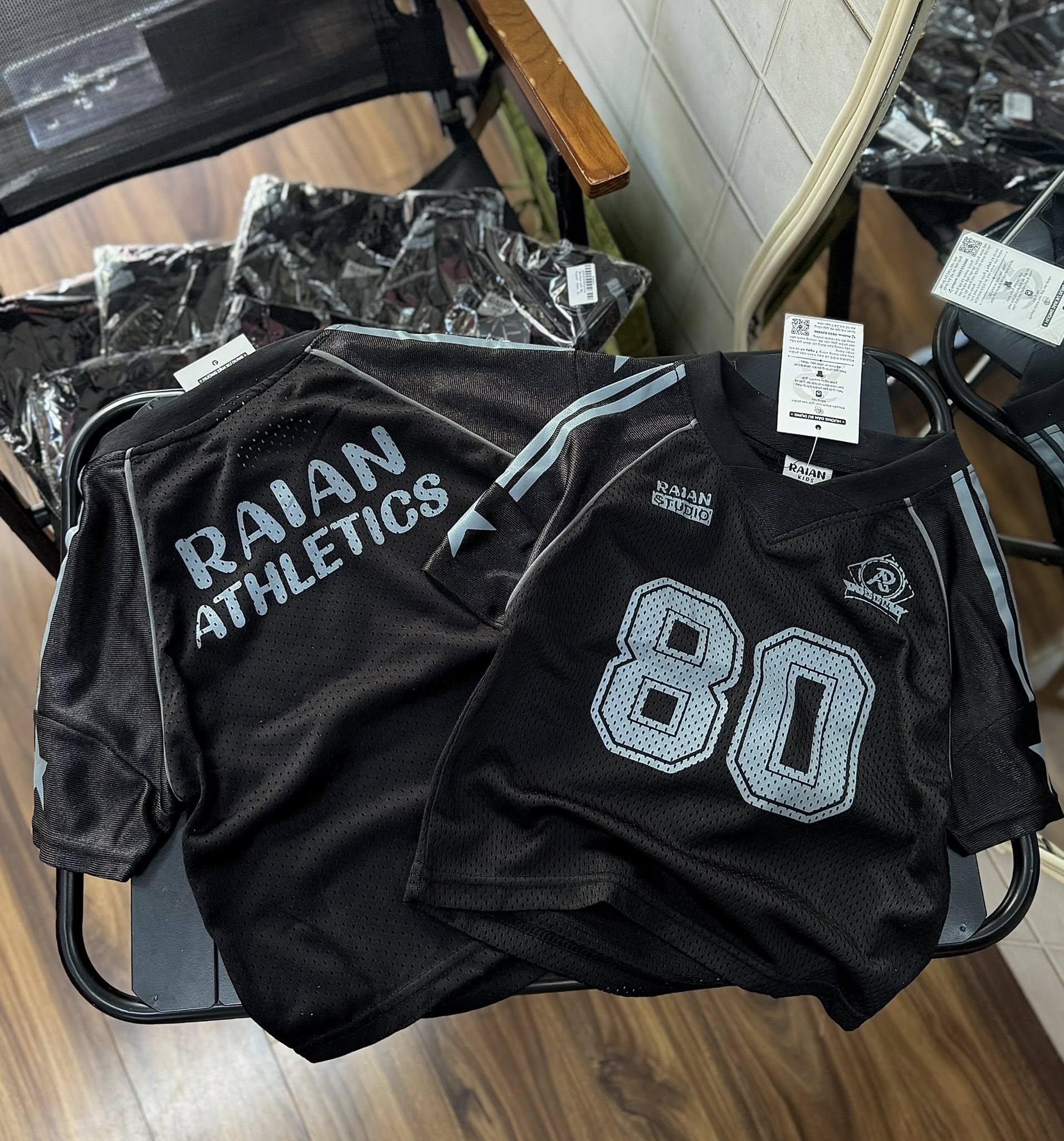 [🆕🇻🇳] Louis House- Thời Trang Trẻ Em 🧑‍🧒❤️️👶⭐️ Mã áo sport siêu xinh thế này chỉ #145K__cáiii 
Vải mát nha mom oiii. Mặc chơi thể thao cũng oke luôn 
Sẵn fullsz 
Size 1: 9-12kg
Size 2: 12-15kg
Size 3: 1 , shares-0✔️ , likes-0❤️️ , date-2025-12-21 20:59:01🇻🇳🇻🇳🇻🇳📰🆕