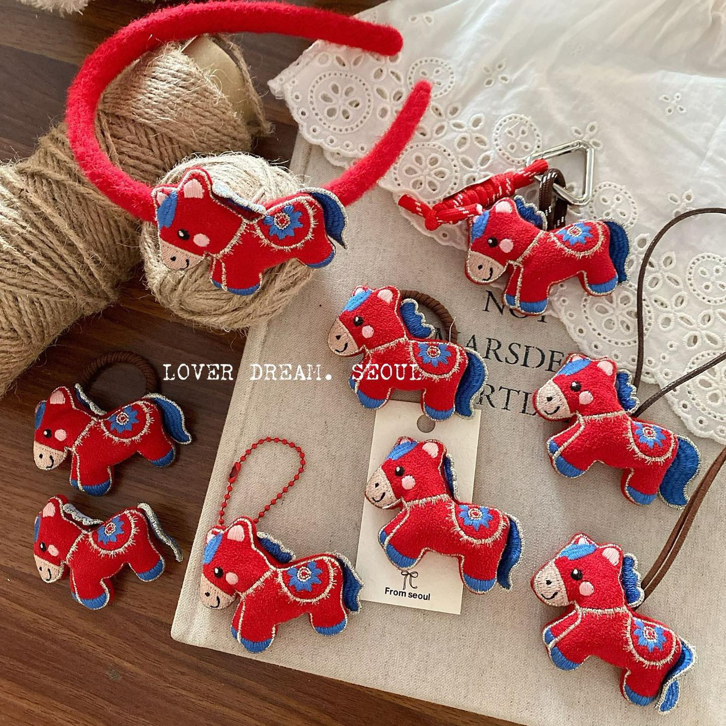 [🆕🇻🇳] Mori Kids – Thời trang trẻ em phong cách Hàn Quốc 🧑‍🧒❤️️👶⭐️ 𝙐̉ 𝙤̂𝙞 𝙩𝙞̀𝙢 𝙙𝙪̛𝙤̛̣𝙘 𝙘𝙤𝙢𝙗𝙤 𝙥𝙝𝙪̣ 𝙠𝙞𝙚̣̂𝙣 𝙡𝙖̀𝙢 𝙙𝙚̣𝙥 𝙘𝙝𝙤 𝙗𝙚́ 𝙘𝙝𝙪́ 𝙣𝙜𝙪̛̣𝙖 𝙙𝙤̉ 𝙘𝙪̛𝙣𝙜 𝙭𝙞̉𝙪 𝙘𝙖́𝙘 𝙢𝙚̣ 𝙤̛𝙞

Các mẹ có thể mua cả set gồm bờm, 2 kẹp tóc, 2 buộc tóc, 1 , shares-0✔️ , likes-4❤️️ , date-2025-12-17 17:45:01🇻🇳🇻🇳🇻🇳📰🆕