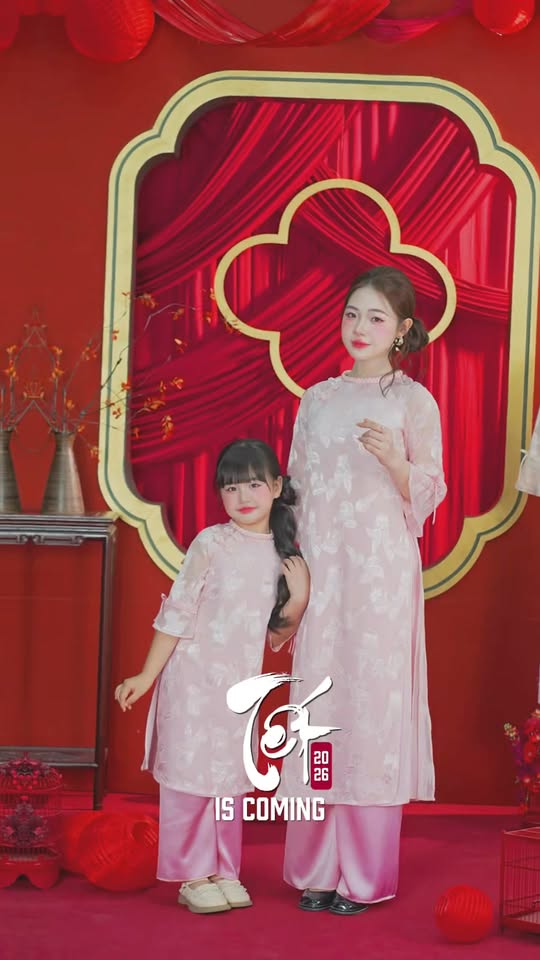 [🆕🇻🇳] ULACHOI’S OFFICIAL STORE – “ĐẸP VÀ CHẤT” 😎❤️️⭐️  MÙA LỄ HỘI ĐÃ ĐẾN RỒI 
Mẹ đã chọn được mẫu áo dài ưng ý cho hai mẹ con chưa?

 ULA gợi ý mẫu áo dài Tố Vân

Chất tơ kết hợp lụa cao cấp, mềm mại, sang trọ , shares-0✔️ , likes-3❤️️ , date-2025-12-16 15:55:02🇻🇳🇻🇳🇻🇳📰🆕