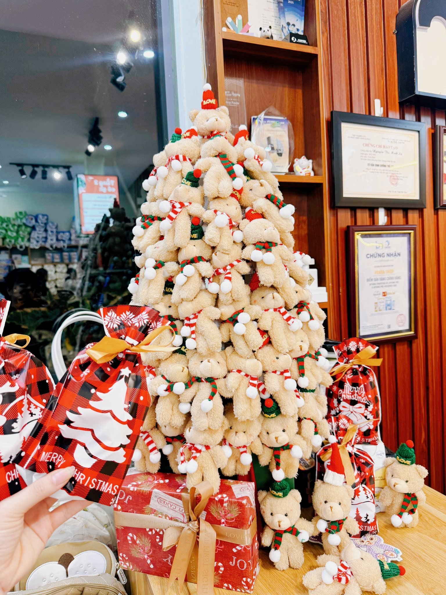 [🆕🇻🇳] Panda Shop – Vĩnh Yên – CHUYÊN HÀNG MẸ, BÉ CHÍNH HÃNG 🧑‍🧒❤️️👶⭐️ TẶNG set quà noel “yêu thương” cho các em bé 
   Giáng sinh an lành cùng những set quà xinh yêu tại #Panda .
   Duy nhất ngày 20/12 khi ba mẹ mua sắm tại p , shares-0✔️ , likes-4❤️️ , date-2025-12-19 17:41:06🇻🇳🇻🇳🇻🇳📰🆕