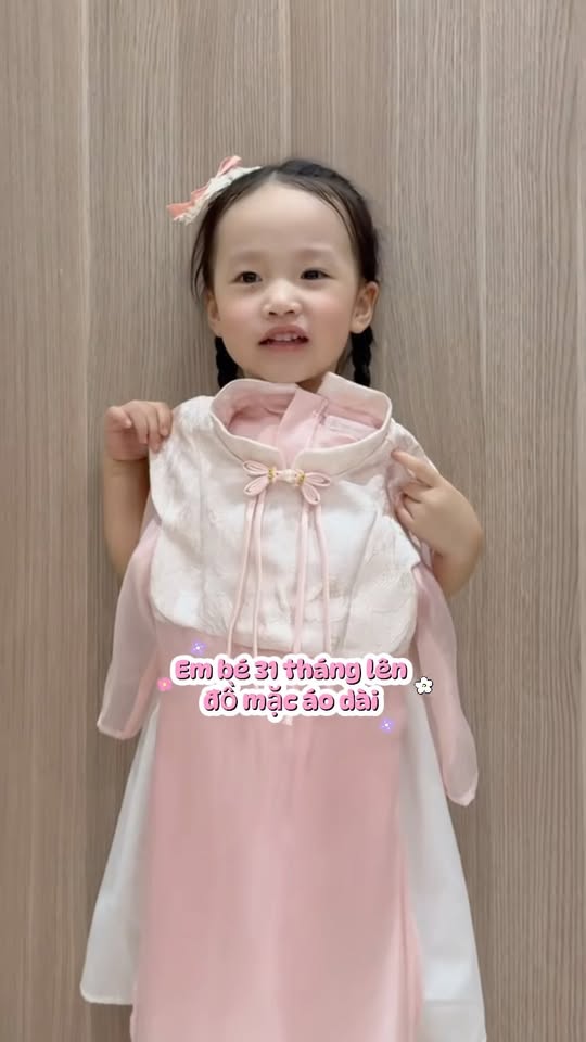 [🆕🇻🇳]  HUMY NGO – Thiết kế & Thời trang 🧑‍🧒❤️️👶⭐️ Tết này các mẹ chưa chọn được áo dài cho bé thì tham khảo ngay em Huyền Điệp này nha, em Bông iu ơi chấm em này quá chừng nè~   #aodaihumyngo #aodaitet #ao , shares-0✔️ , likes-0❤️️ , date-2025-12-20 21:30:57🇻🇳🇻🇳🇻🇳📰🆕
