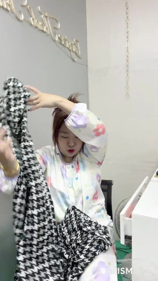 [🆕🇻🇳] AMI Cửa hàng quần áo nữ 👕 Top1Fashion 👗  Không khí Giáng Sinh chính thức chạm ngõ tại AMI.(UP TO 50%)
       Chương trình Winter Christmas Sale UP TO 50% toàn bộ sản phẩm bắt đầu từ hôm nay và kết , shares-2✔️ , likes-26❤️️ , date-2025-12-18 17:05:48🇻🇳🇻🇳🇻🇳📰🆕