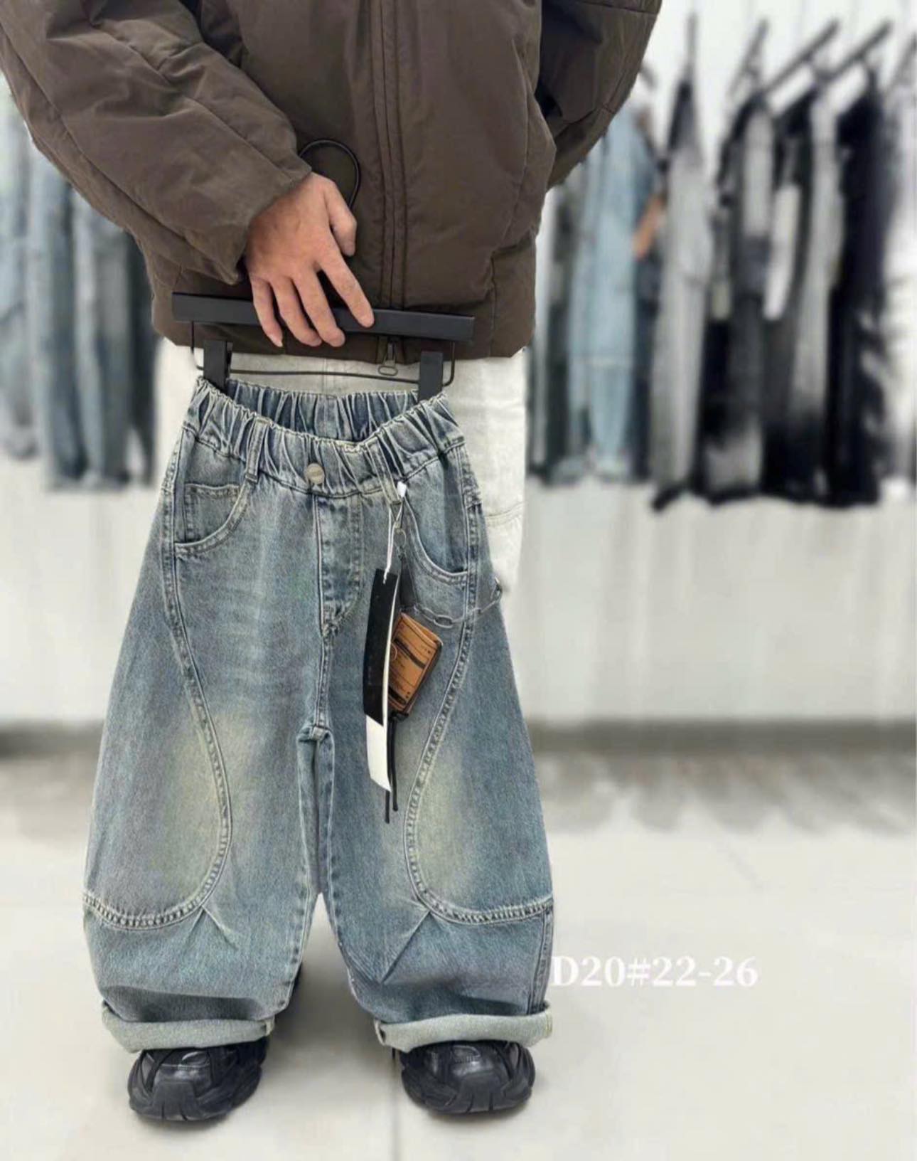 [🆕🇻🇳] CurvyQ – THỜI TRANG NỮ THIẾT KẾ 👕 Top1Fashion 👗   Nhẹ nhàng nhưng đủ khiến ai cũng ngoái nhìn 

Áo thun đen cổ yếm ôm dáng tôn đường nét, phối cùng chân váy kem bay bổng tạo tổng thể sang – xịn – nữ tính. , shares-0✔️ , likes-11❤️️ , date-2025-12-29 22:24:42🇻🇳🇻🇳🇻🇳📰🆕