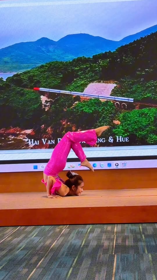 [🆕🇻🇳] Nguyễn Thị Kim Hoàng – HLV yoga cơ bản-trung cấp-nâng cao – kèm online và kĩ năng đứng lớp  [🆕Top1Vietnam🇻🇳] 🧘 Top1Yoga 🤸🏻‍♀️ Biểu diễn chương trình Festival yoga: Mở khoá cơ thể 2025 
Cảm ơn chị Julia Hanh đã mang đến em đến đây. 
#hoangkimyoga #yoga #yogalife , shares-0✔️ , likes-797❤️️ , date-2025-12-21 03:18:09🇻🇳🇻🇳🇻🇳📰🆕
