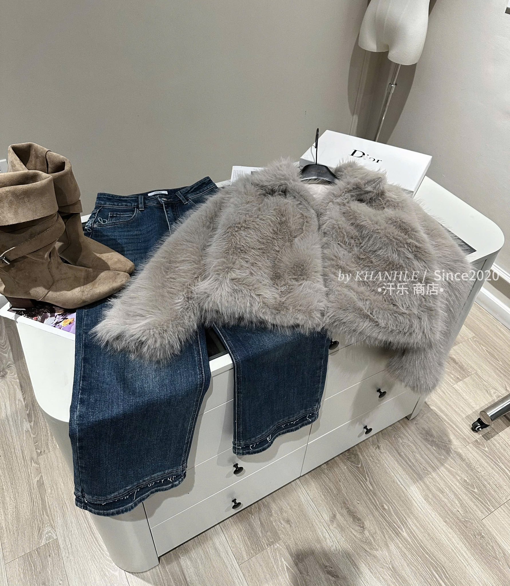 [🆕🇻🇳] KHANH LE-Cửa hàng quần áo nữ 👕 Top1Fashion 👗  Khoác lông e lên màu xám siêuu sangg nha mí bà ơii, cuối năm nhiềuu tiệc tùng ce sắm sửa sớm đi nhaaa, mix đồ xinh lắmm ạ 
 Only Freesz ạ
 , shares-2✔️ , likes-36❤️️ , date-2025-12-29 03:26:00🇻🇳🇻🇳🇻🇳📰🆕