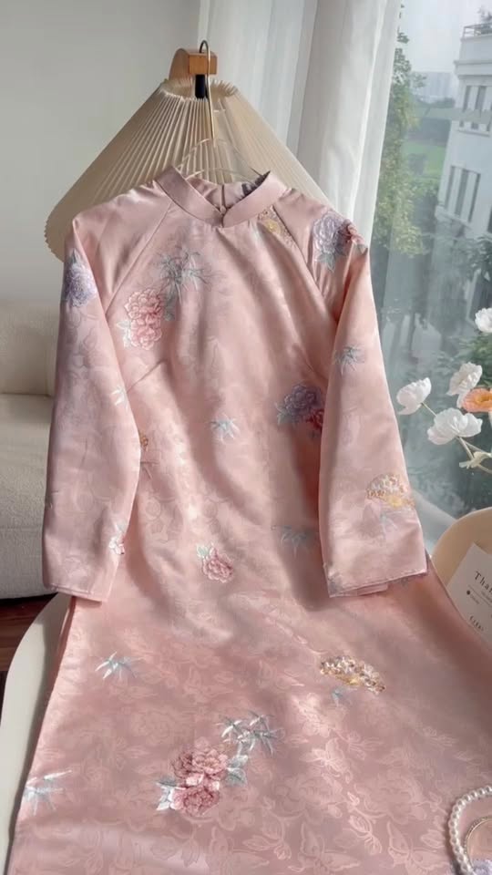[🆕🇻🇳] CEILIO Design – Cửa hàng quần áo nữ 👕 Top1Fashion 👗  Tà áo dài sắc hồng phấn gợi lên vẻ đẹp dịu dàng rất riêng của người con gái Việt, nơi sự nền nã và tinh tế hòa vào từng đường kim mũi chỉ, để mỗi bước đi đ , shares-0✔️ , likes-38❤️️ , date-2025-12-30 21:10:35🇻🇳🇻🇳🇻🇳📰🆕