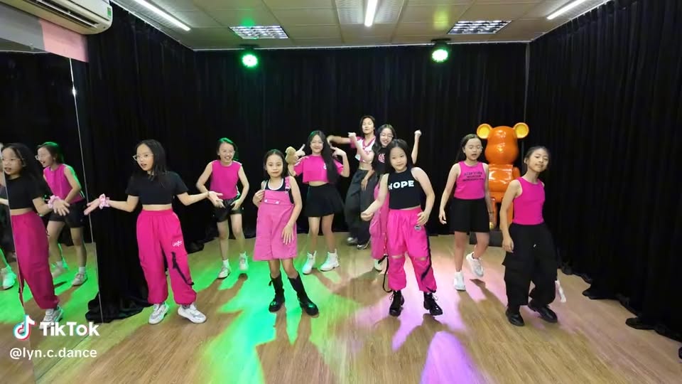 [🆕🇻🇳] Tuệ Linh (Lyn C Shop) – Đào tạo tài năng nhí – Bầu Show sự kiện 😎❤️️⭐️ Top1Kids 😎❤️️⭐️ 
Hồng choét luôn chứ nị  , shares-0✔️ , likes-19❤️️ , date-2026-01-03 19:56:38🇻🇳🇻🇳🇻🇳📰🆕