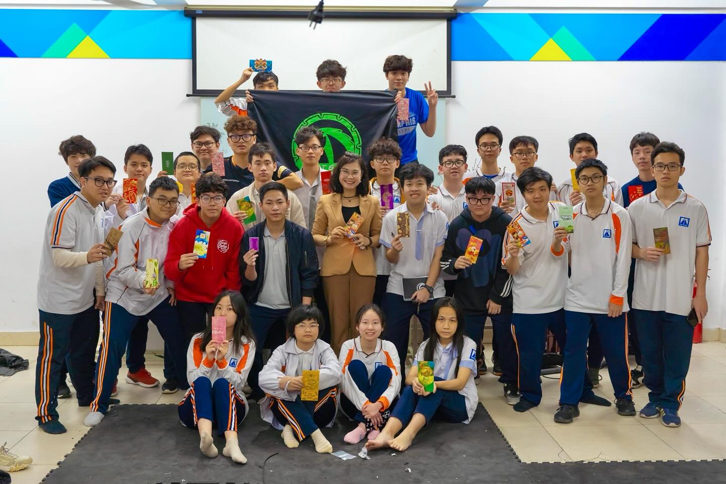 BACK TO WORK AFTER TET HOLIDAY

On the first day back to school after the traditional Tet holiday i ⚙️ Top1Robot 🛠️ [🤖🇻🇳]