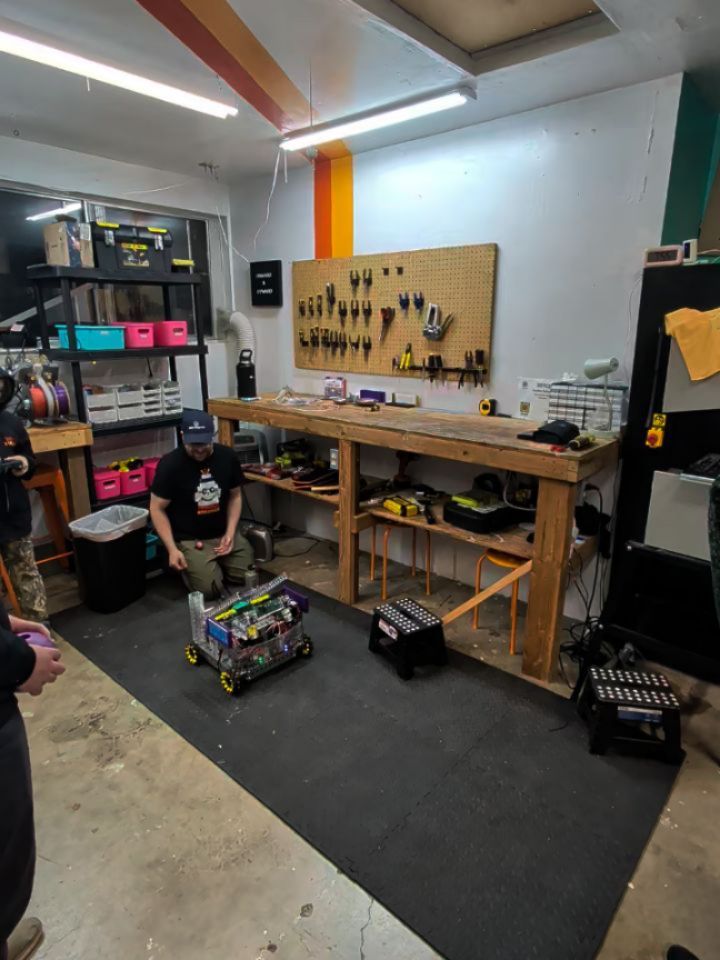 Tonight was a blast! We got our robot build finished (and hit our team captain...sorry Emilio! ) an 🤖 Top1Robot 🛠️