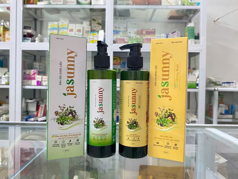 Bộ dầu gội dược liệu Jasunny giá “mềm” nhưng hiệu quả khá tốt.