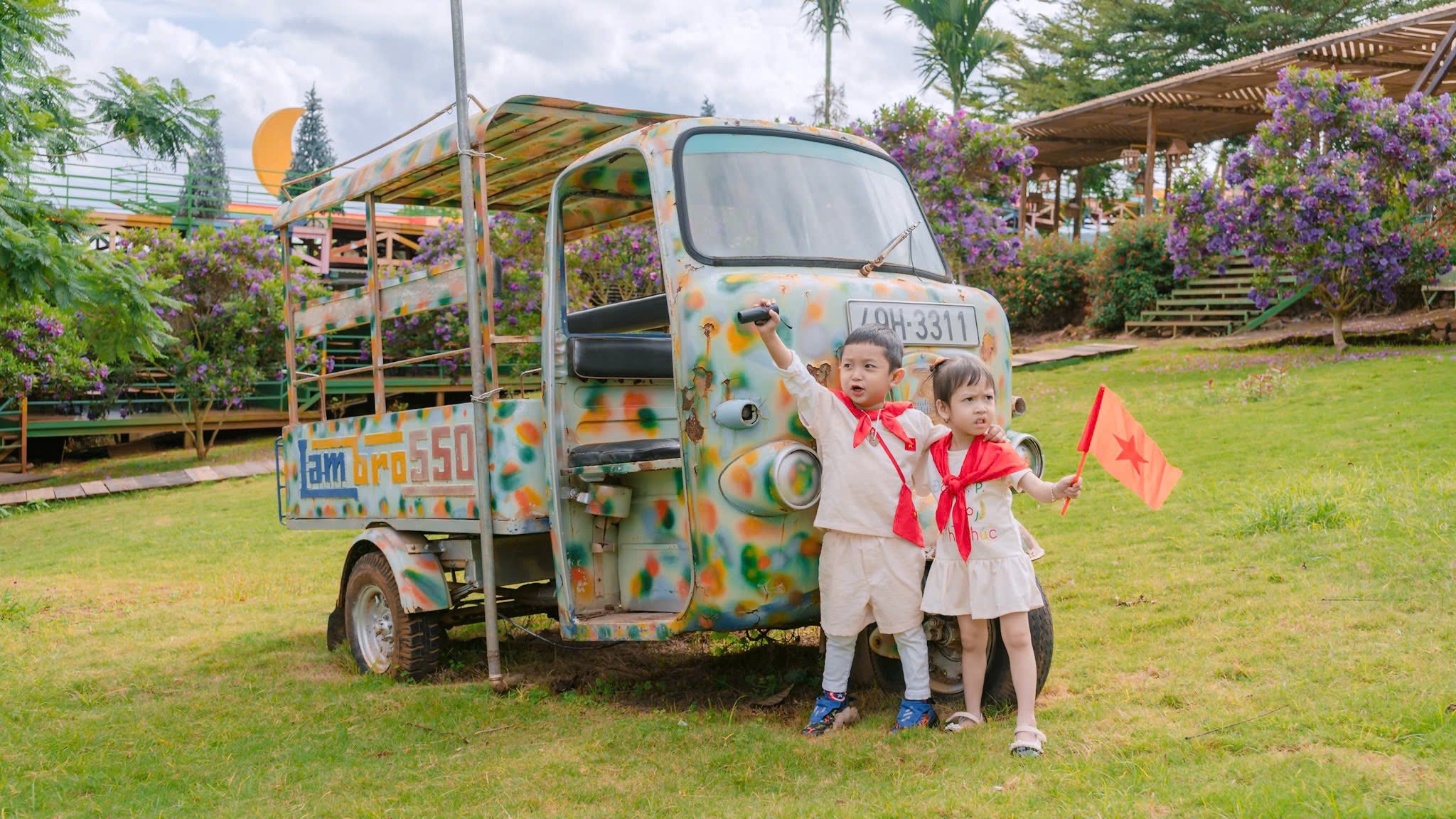 [☕️🇻🇳] Mê Linh Coffee Garden 🥤 Top1Coffee ☕️  **”Hòa bình chill phết, em bé lên đồ đỏ choét quẩy lễ! 
Lễ này lên Đà Lạt đừng quên ghé Mê Linh làm vài pô xịn xò nhaaa!”** 
 — , shares-10✔️ , likes-76❤️️ , date-2025-08-31 17:12:18🇻🇳🇻🇳🇻🇳📰🆕