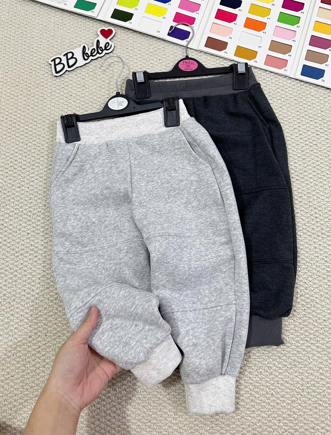 [🆕🇻🇳]  Thủy Thủy – Chuyên Quần Áo Trẻ Em Giá Rẻ 🧑‍🧒❤️️👶⭐️ Đơn giản mà chất chơi ko cần cầu kì ạ

Bộ nỉ Dream xinh xỉu 
2 màu: ghi, tàn

Size đến 27kg 
90 7-10kg 
100 11-13kg 
110 13-15kg 
120 16-18kg 
130 19-21kg  , shares-0✔️ , likes-0❤️️ , date-2025-10-02 03:47:32🇻🇳🇻🇳🇻🇳📰🆕