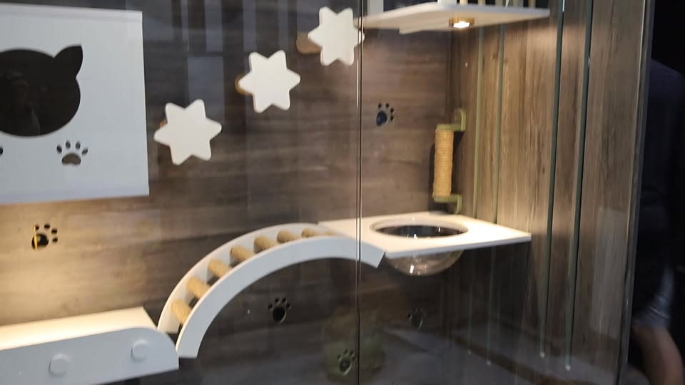 [🆕🇻🇳] NHÀ GỖ CHÓ MÈO 🐶🦜 Top1Pets 🐱🐠 “Không phải chuồng mèo, mà là villa mini của boss 
Gỗ HDF cao cấp – thiết kế riêng – cá nhân hóa theo tên từng bé.
Mỗi chiếc chuồng đều có phong cách riêng , shares-0✔️ , likes-3❤️️ , date-2025-10-13 21:49:03🐶🐱🇻🇳🇻🇳🇻🇳📰🆕