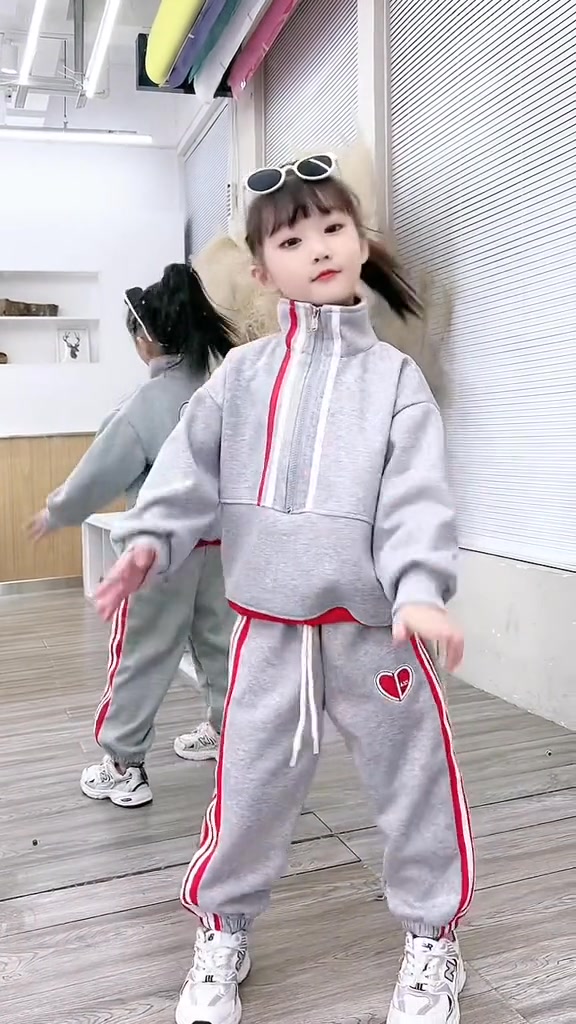 [🆕🇻🇳]  Penny – Thời trang trẻ em  🧑‍🧒❤️️👶⭐️  Áo khoác đi học cho bé gái lớp 1 – 9
 Thiết kế phong cách Hàn Quốc xinh xắn, chất liệu vải nỉ cao cấp, mềm mại, phù hợp cho bé mặc đi học hay đi chơi
—- , shares-8✔️ , likes-176❤️️ , date-2025-10-24 23:02:21🇻🇳🇻🇳🇻🇳📰🆕