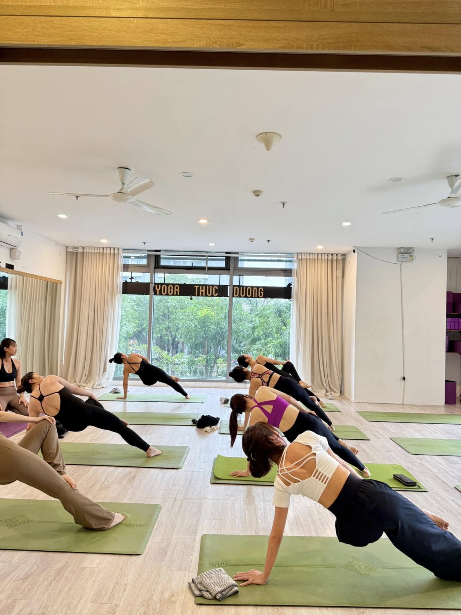 [🆕🇻🇳] Yoga Thực Dưỡng – Phòng tập yoga  [🆕Top1Vietnam🇻🇳] 🧘 Top1Yoga 🤸🏻‍♀️ Ngoài kia mưa gió… trong này vẫn là một góc bình yên.
Sáng nay trời xám xịt, mưa phùn 19 độ, nhưng lớp vẫn đông đủ như thường.
Mỗi người một tấm thảm, một  , shares-0✔️ , likes-1❤️️ , date-2025-11-18 16:57:53🇻🇳🇻🇳🇻🇳📰🆕