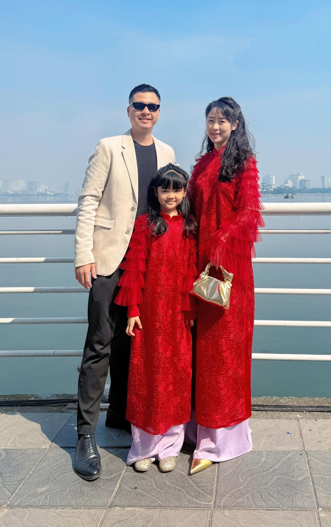 [🆕🇻🇳] QUYN Studios – Nhãn hiệu thời trang thiết kế cao cấp, trẻ trung, hiện đại, nữ tính và thanh lịch [🆕Top1Vietnam🇻🇳] 👕 Top1Fashion 👗  Thấy đỏ là thấy Tết!! Thiết kế áo dài đôi mẹ con có tên “HỘI AN” với sắc đỏ trầm vừa phải đủ nổi bật ở mọi sự kiện mà không hề bị làm quá, trái lại rất san , shares-0✔️ , likes-3❤️️ , date-2025-12-09 16:35:40🇻🇳🇻🇳🇻🇳📰🆕