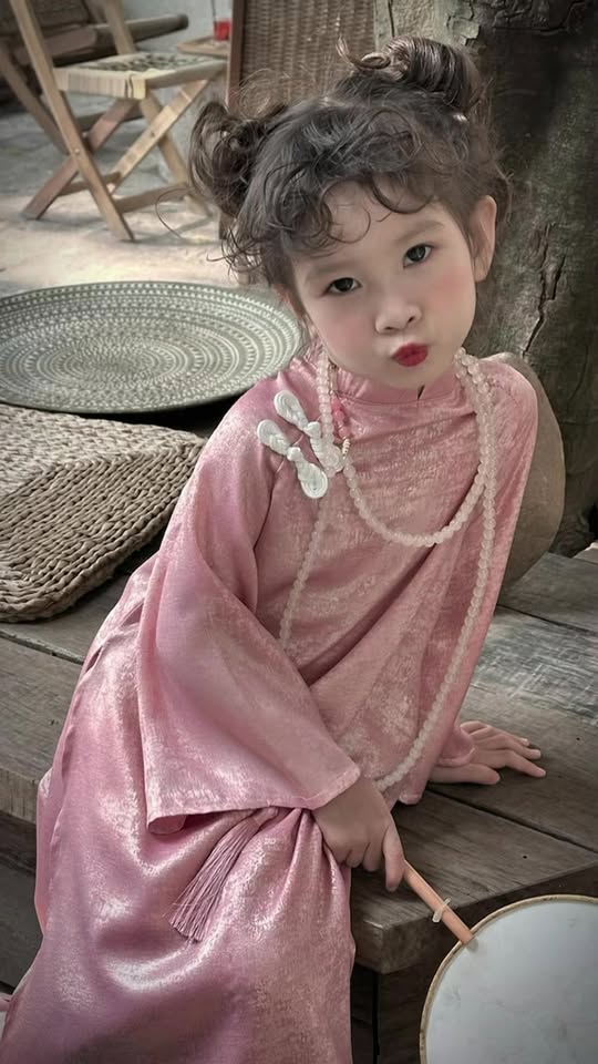 [🆕🇻🇳]  Hogi Kids – chuyên bán buôn bán lẻ các sản phẩm thời trang trẻ em từ 0-6 tuổi 🧑‍🧒❤️️👶⭐️ Mã lụa nhũ siêuuu hot của shop các bác ơi !!!
Có cả mẹ và bé nha các bác. 
Size 90-150 , shares-0✔️ , likes-2❤️️ , date-2025-12-22 02:05:34🇻🇳🇻🇳🇻🇳📰🆕