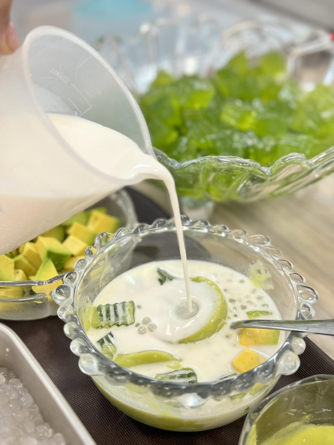 [🆕🇻🇳] Chè bơ BASON 🍔 Top1Food  🍜 lần đầu làm người nên còn nhiều bỡ ngỡ quá
vừa phải mưu sinh, vừa phải nhìn mấy đứa cũng lần đầu như mình hạnh phúc ôm quà Noel khoe khoe nữa kìa 

hỡi các , shares-0✔️ , likes-4❤️️ , date-2025-12-24 18:56:19🇻🇳🇻🇳🇻🇳📰🆕