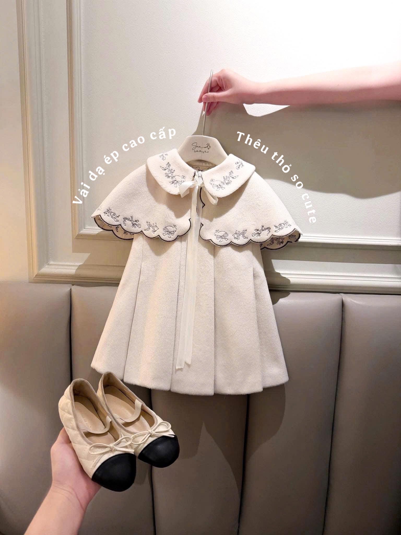 [🆕🇻🇳]  Chubby Store – Thời Trang Cho Bé 🧑‍🧒❤️️👶⭐️  Set váy yếm dạ ép cao cấp + áo choàng thêu hoạ tiết thỏ siêu sang chảnh cho bé 11-24kg 

Hàng thiết kế số lượng siêu ítttt và bên em không Restock ạ nên c , shares-0✔️ , likes-14❤️️ , date-2025-12-22 17:49:39🇻🇳🇻🇳🇻🇳📰🆕